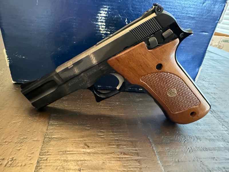 Smith And Wesson 422 collectors grade