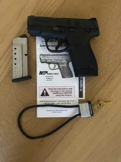 Smith &amp; Wesson M&amp;P40 Shield M2.0 w/ Thumb Safety