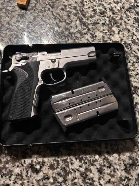 Smith and Wesson 38 w/ 2 box of ammo and gun case