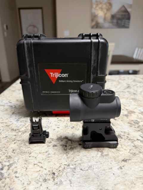 Trijicon Red Dot + Low Mount + MBUS Pro  Front