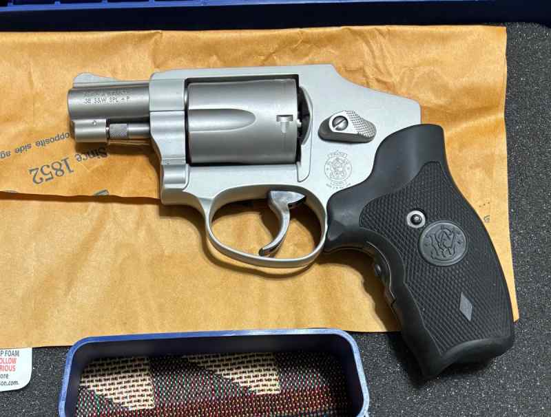 S&amp;W Model 642 Crimson Trace Lasergrip 38 Sp +P