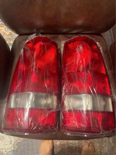 WTS-New Tail Lights for 99-02 Chevy/GMC Truck 