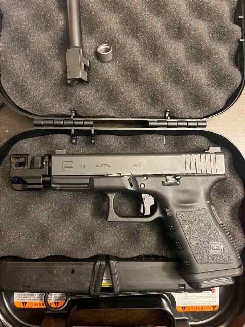 Glock 19 gen 3 w/extras
