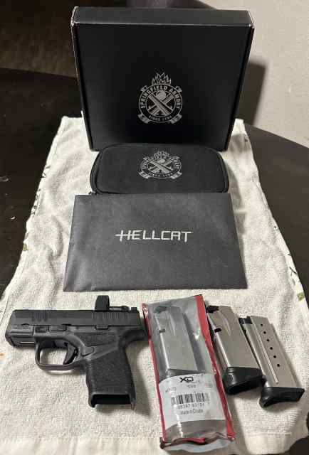 HELLCAT 9mm with red dot! like new condition 