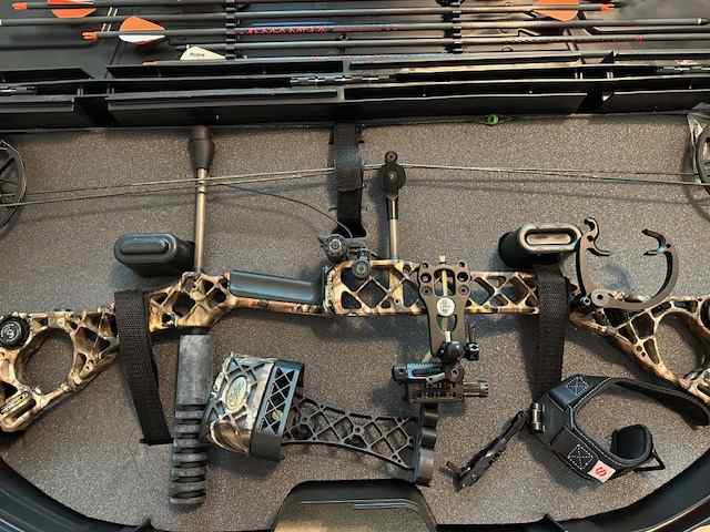 Mathews RH No Cam HTR w/accessories - $650