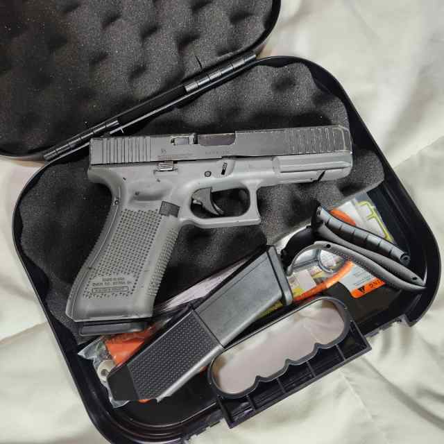 Used Glock 17 Gray Frame Gen 5 9mm