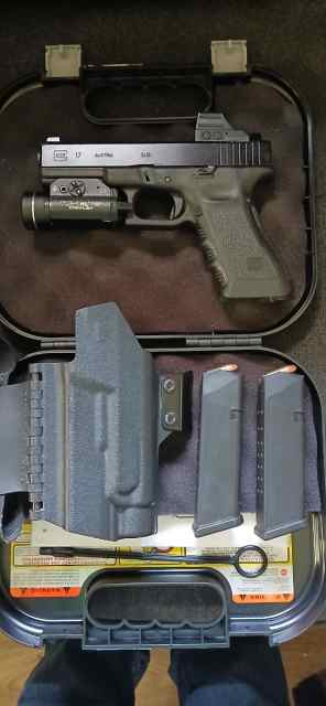 Glock 17 Gen 3 with extras TEXT