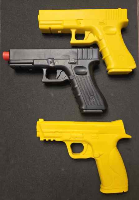 Glock 17 or S&amp;W M&amp;P Dummy Guns