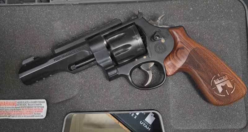 S&amp;W Performance Center Model 327 TRR8