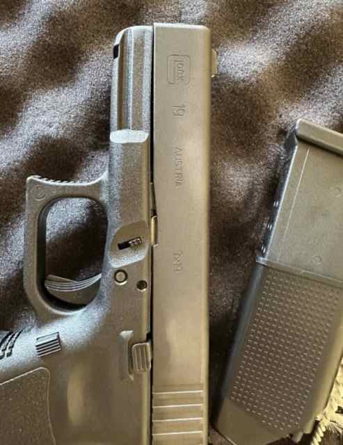 Glock 19 9mm Slightly Used